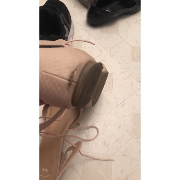 Pointy Pink Flats with lace - Picture 2 of 4